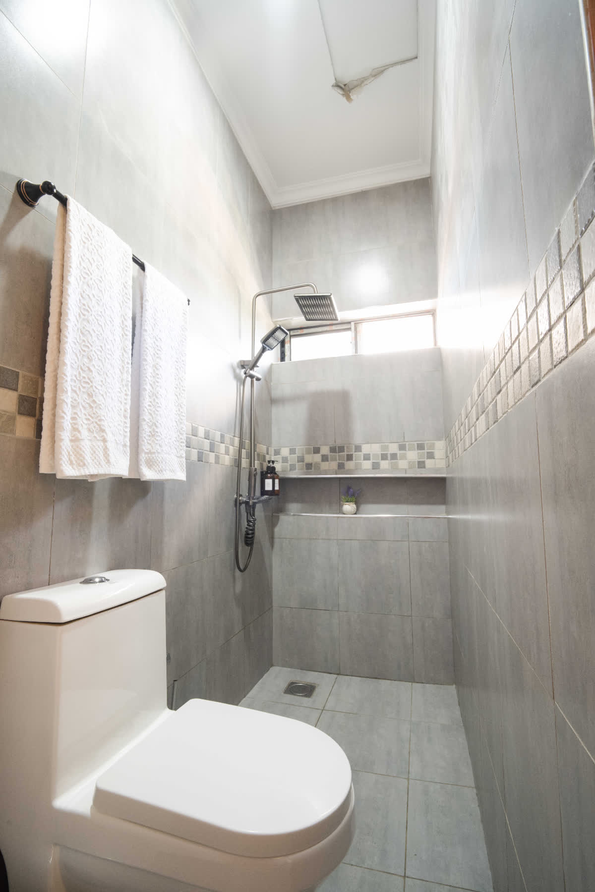 Blue Sapphire apartment bathroom
