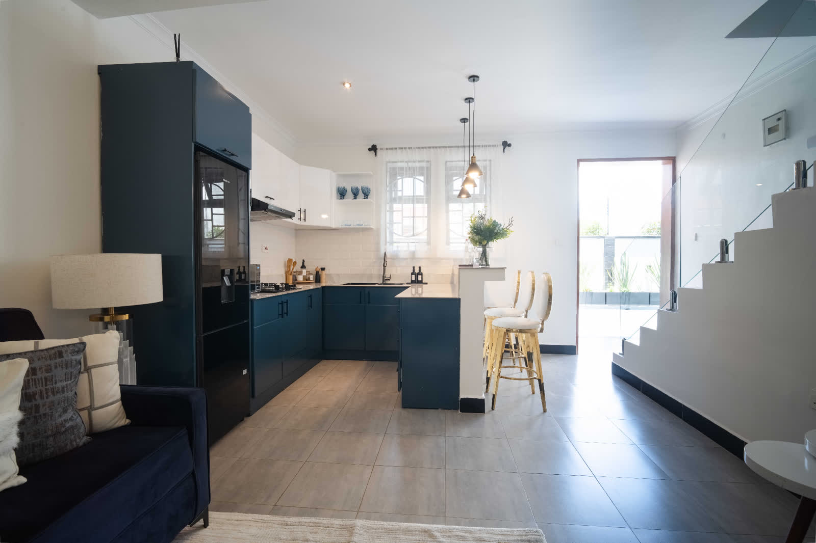 Blue Sapphire apartment kitchen and breakfast bar